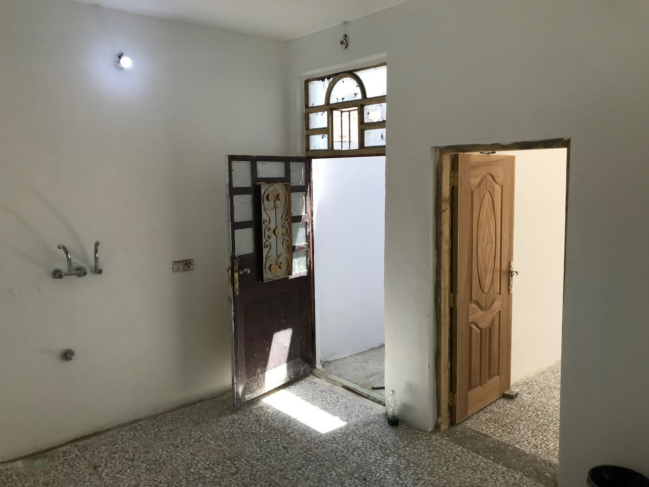 #بيت_للايجار 
✅ العنوان ⬅️ النجف الاشرف/ حي السلام/ قرب مدينة الالعاب
✅ المساحة ⬅️ 100م
✅ التفاصيل ⬅️ طابق واحد/ غرفة نوم/ استقبال/ صالة/ مطبخ حار وبارد/ حمام وتواليت/ خط مولدة شغال/ سخان+خزان ماء+ ماطور ماء 
✅ للاستفسار التواصل على الخاص او على الرقم ☎️
(***********)
