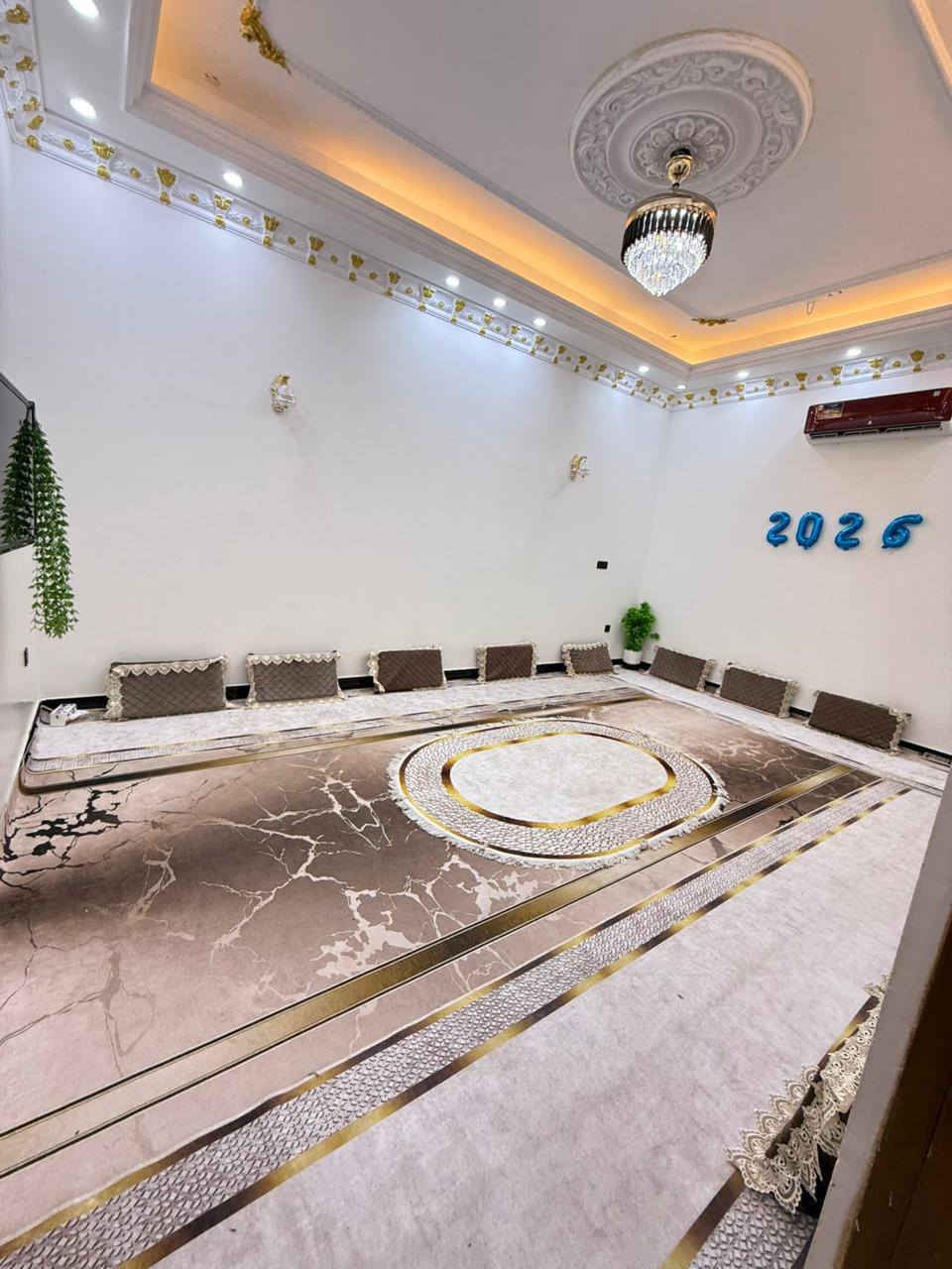 ا#يالله سلام عليكم واسعد الله اوقاتكم
 ***********

دار سكن قاطين للبيع بناء 2025 
مو بيت عباره عن فيلا ماشاء الله 
يتكون من 6 غرف منام وديوان 

جنس العقار طابو ملك صرف زراعي بسم عراقي اصولي سند ٢٥

#المساحه الكليه 600متر 

يحتوي القاط الاول على غرف منام 2 كل غرفه بيها حمام 
و ديوان كبير
و مطبخ 
او مناور
و صاله و وصحيات داخلي وخارجي 
وگراج سياره يسع 5
اما القاط الثاني يحتوي على غرف منام 4 اثنين منهن بيهن حمامات 
بلاضافه الى صاله وصحيات 
وحديقه🌳 كبيره مساحه الحديقه 100 متر☘️🌳

العنوان بصره أبي الخصيب طريق الصحراء قريب  على سايدين داخل 
موقع راقي 😎 

جميع الخدمات متوفره ماء كهرباء شارع تبليط 10 متر 
شغل البيت كله درجة أولى
مع مولدي اكبيره ومبيريه

السعر 295مليون  و بي مجال للشراي
للاستفسار تصل ***********
