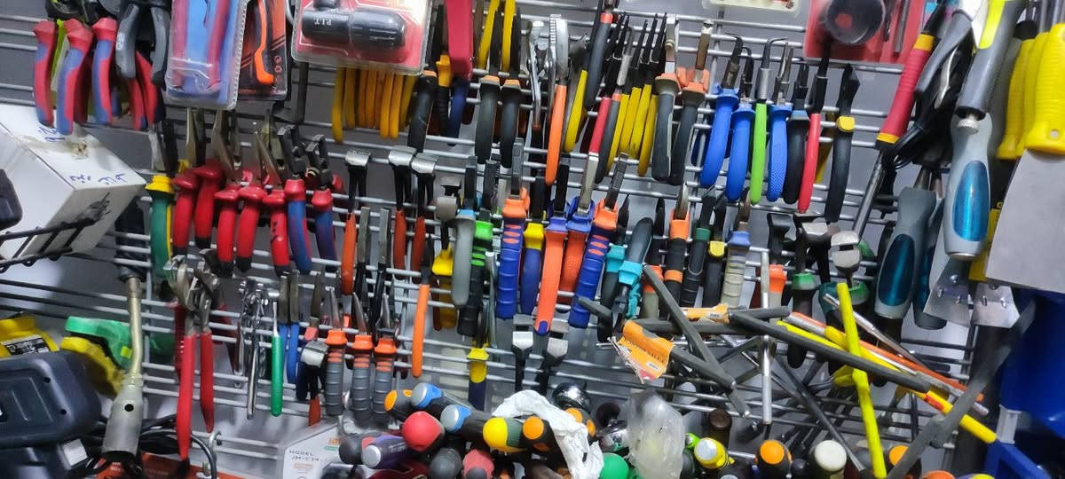 السلام عليكم ورحمه الله وبركاته 
معدات يدويه مسامير اصلي وصلات تطويل بوصه ونص بوصه اطقم لقم اصليه من ربع بوصه حتى بوصه ونص مبارد الماني اصلي مفاتيح ومفكات اصلي وبنط هلاتي وشنيور ونجاره خشب ومعدات اخرى متنوعه انظر في الصور للتواصل والاستفسار مع مؤسسة ابشر للمعدات والتوريدات الاستيراد @ [986269517910120:13708:010 25663347] 
012229147050 العنوان الغردقة الدهار شارع النصر بجوار خير زمان خلف سور الأزهر من ناحية استوب شوب


**إذا كنت صاحب هذا الإعلان وتريد حذفه لأي سبب، رجاءا أرسل رسالة إلى الدعم الفني**
