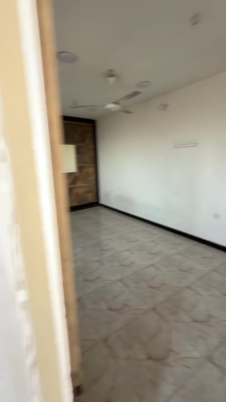 شقة للطلاب او عمال او موضفين نضيفة كلش وسعر مناسب قرب مول العراق الدورة مقابل ابو طيارة شارع ليمونة طابق ثاني ب٣٥٠ 
***********
