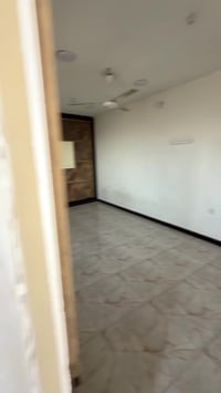 شقة للطلاب او عمال او موضفين نضيفة كلش وسعر مناسب قرب مول العراق الدور...