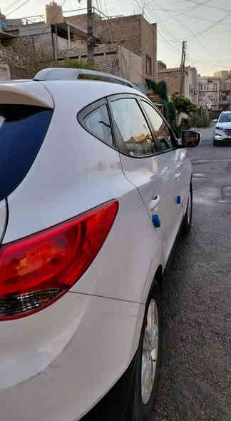 توسان 2012 خليجي محرك 2000 مال بيت ماشية ٨٧الف
سونار موجود 
ضررها طلقة تايهة ومصلحة حسبت اقل من شبر 
وشبر صبغ باب الصدر يم اليدة 
وبيهة ضربة خفيفة بالجاملغ اليمين عالبارد 
سيارة كير محرك خير من الله 
صدر خلفي أمامي خير من الله 
تايرات نظيفات  خير من الله 
بسمي تحويل بأي وقت اني حاضر 
رقمها بغداد جديد ...مكان السيارة  بحي العامل 
وهذا رقم الواتساب 
*********** 
السعر 143 وبيها مجال قليل حك جيتك 
وشايف خير عالتصير من نصيبة
