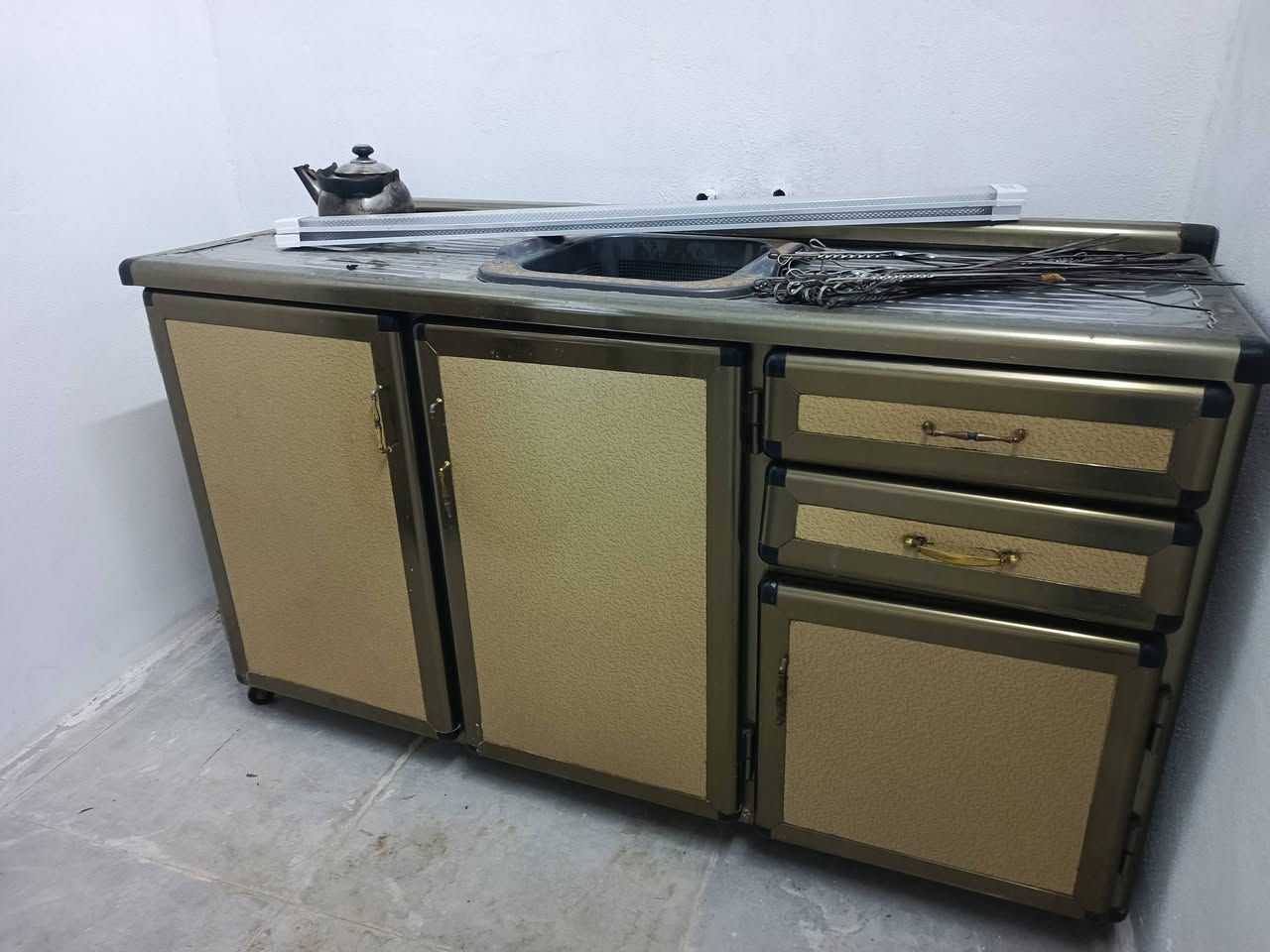 كاونتر نضيف للبيع 200الف 3,قطع ***********
