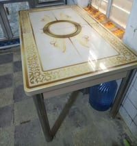 ميز طعام • بدون كراسي • كلش نظيف