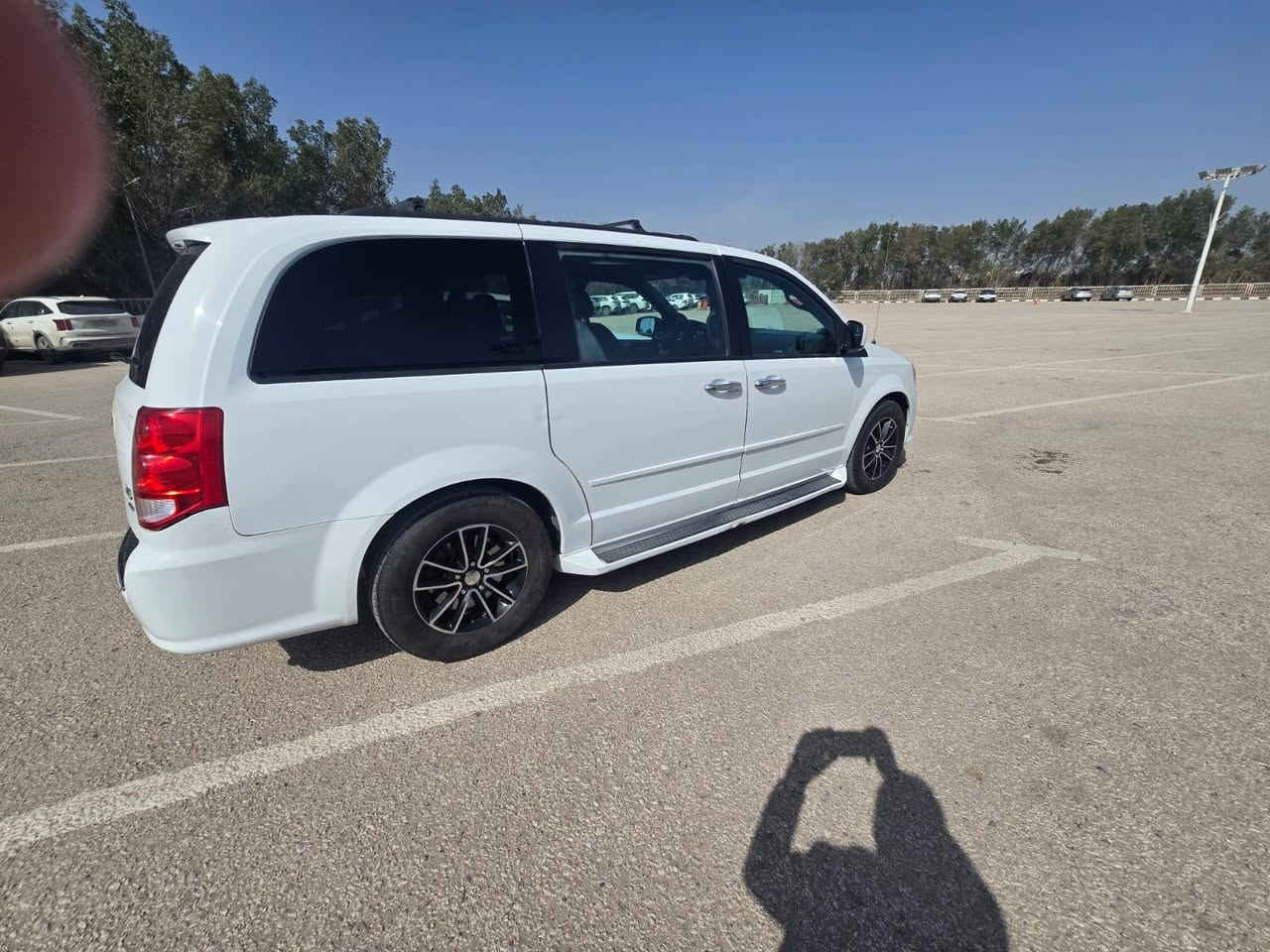 مكلف بنشر دوج كرفان فول مواصفات 2017 بيهه قطعتين بدون ظربه دواخل بدون ارباك ماشيه ١٧٥ رقم وسنويه جدد سياره جديده وجهاهزه كير محرك تبريد حداديه مابيهه نقص السعر 170 وبيهه مجال للاستفسار *********** مكاني النجف
