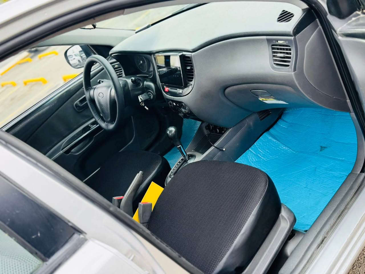 السلام عليكم 
ريو خليجي 2012 للبيع
محرك 1600
السياره كامله اي نقص مابيها 
بيها قطع صبغ بدون دواخل ابيع حزام 
للاسفسار ***********
مكان السياره بغداد الاغظميه
السعر المطلوب 85 وبيها مجال بسيط بغداد, العراق
