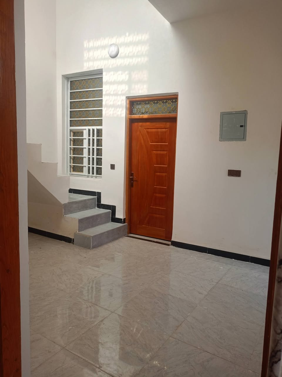 دار زراعي للبيع مساحة 140متر ناحية سديناوية قرب الدلة
 كافة الخدمات غرفتين وديوانية وصحيات ومطبخ وصالة ومنور وحمام داخلي السعر 65 للاستفسار ***********
