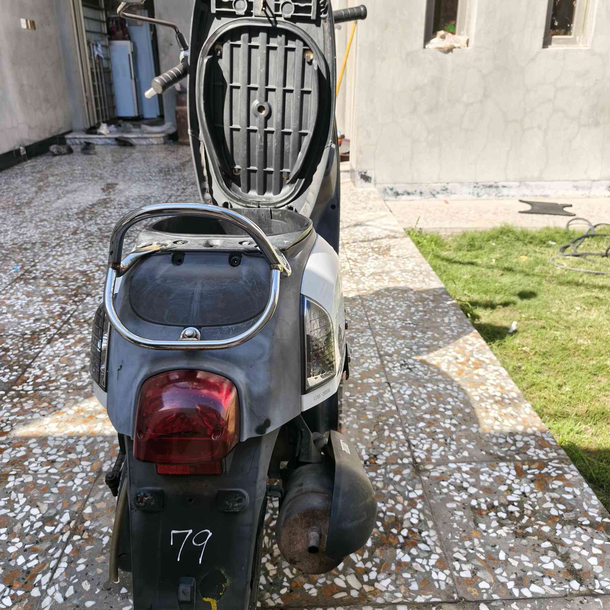 بوليس 2008جديده بمعنى الكلمة
ختم مكينه وكفرات وداخل وشاصي 
ماشيه 5900 خمسة آلاف وتسعمائة فقط 
مكفولة كفاله عامه طالعه من الوكيل 12/27صارله شهرين 
مكاني الحله نادر الثانيه ***********
ب 1100 مليون وميه وبيع مجال
