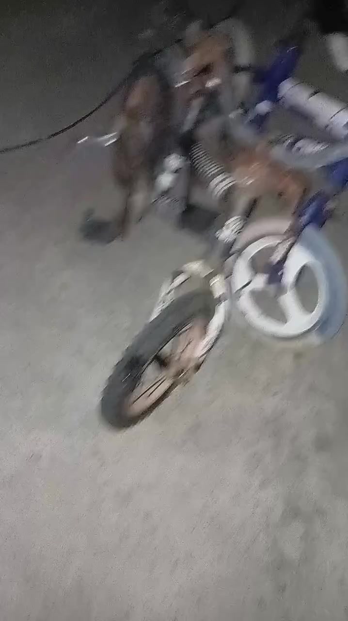 السلام عليكم جمعه مباركه علينا وعليكم بايسكلات للبيع حجم صغير السعر اثنيناتهن ب 50 اللي يريدهن يراسلني على هاي الصفحه بيكم خير تدللون


**إذا كنت صاحب هذا الإعلان وتريد حذفه لأي سبب، رجاءا أرسل رسالة إلى الدعم الفني**