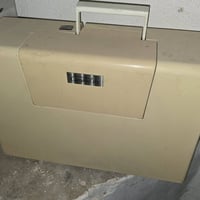 ثلاجة ١٨ قدم • بلازمة نظيفة • مكينة خياطة