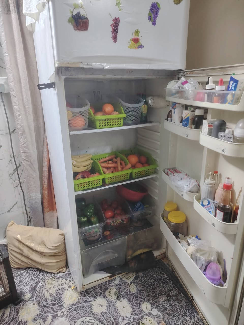 ثلاجه شغله البيع 150وبيه مجال ***********
