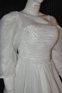 مكلفة بالنشر بدلات اعراس موديلات جديدة ونضيفة تصفية محل بسعر 25 الف  ل...