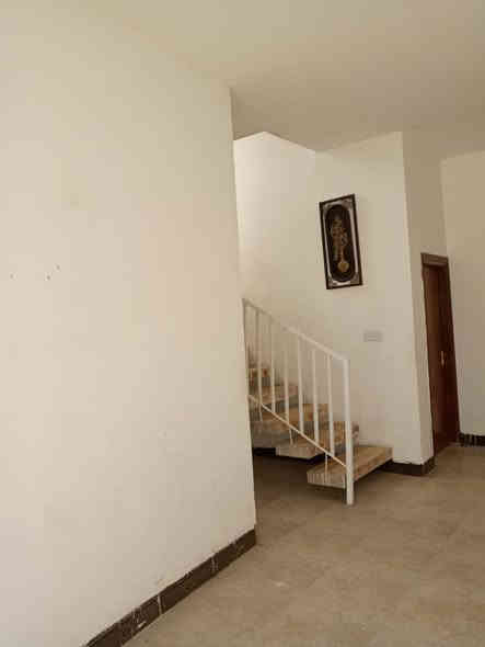 🏡 بيت للبيع أو للإيجار – بستان الحلو
الموقع: خلف أسواق المنزل وقريب جداً من شارع الأربعين
الطابو: – زراعي صرف
المساحة: 148 متر واقـع حال 150 متر
البناء: طابقين

⸻

🔹 تفاصيل البيت:
 • 3 غرف نوم
 • هولين كبار
 • منور
 • 2 صحيات
 • طارمة أمامية صغيرة
 • سطحين
 • مطبخ حار وبارد

⸻

💵 السعر للبيع: 370 مليون

💸 الإيجار: 700 ألف شهرياً

للراغبين بالشراء أو الإيجار يُرجى التواصل *********** 
***********
او زيارة المكتب خسرويه قرب الامام الحارث
