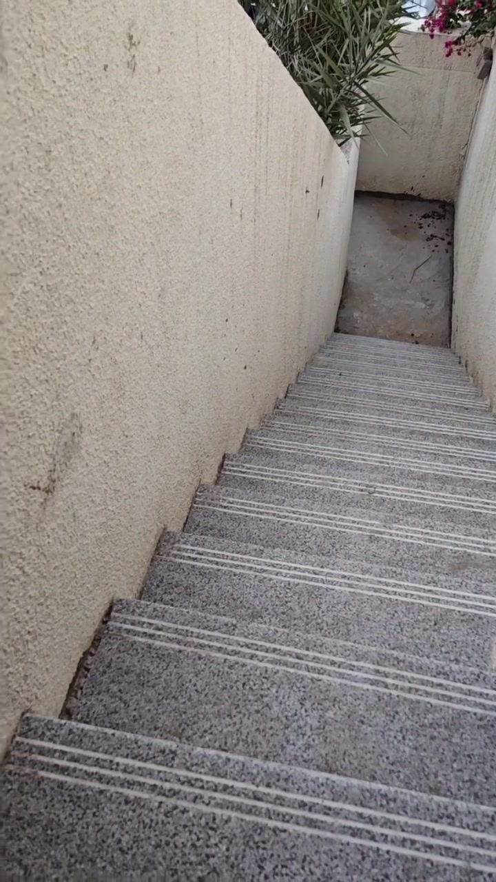سلام عليكم يوجد مشتمل للايجار في منطقه حي الزهور خلف مستشفى الطفل الاسكان 🌿🌿🌺 طابق اول نظيف جدا🍃 المساحه ٩٠م يحتوي على صاله كبيره ومطبخ غرفتين نوم وصحيات وبلكونه للاستفسارات يرجى الاتصال على الرقم ***********او *********** مكتب اليقين بغداد 🌴🌴🌴

