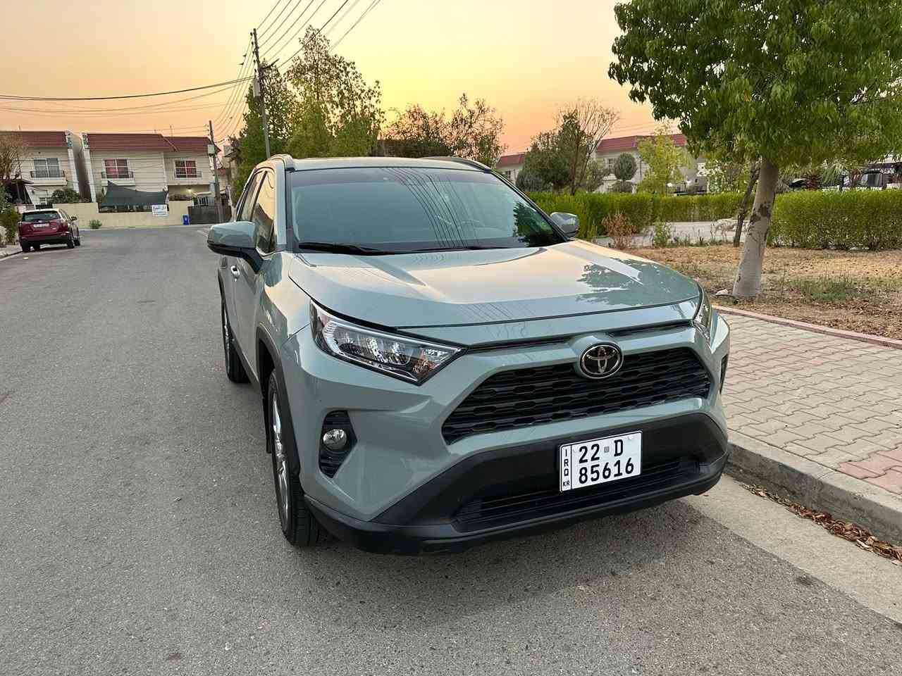 السلام عليكم 😎***********
السعر ♦️227 وبيها مجال مكاني بغداد الزعفرانية

 

محرك: 2.5 لتر 4 سلندر

 • القوة: 203 حصان

 • القير: أوتوماتيكي 8 سرعات

 • نظام الدفع: دفع رباعي AWD

 • أنماط القيادة: Eco — Normal — Sport 

⸻

🛋️ الراحة والتكييف

 • تكييف أوتوماتيكي ثنائي المناطق

 • فتحات تكييف خلفية

 • تدفئة المقاعد الأمامية 🔥

 • تبريد المقاعد ❄️  متوفر (متاح فقط مثل )

 • مقاعد جلد صناعي SofTex

 • تعديل كهربائي لمقعد السائق + دعم أسفل الظهر

⸻

🔊 النظام الصوتي والوسائط

 • شاشة وسطية 7 إنچ (أو بعض النسخ 8 إنچ)

 • Apple CarPlay + Android Auto

 • Bluetooth + USB

 • نظام صوت 6 سماعات قياسي

 • JBL  JBL الاختيارية

⸻

🛡️ أنظمة السلامة المتقدمة

✔️ Toyota Safety Sense 2.0 – تشمل:

• مثبت سرعة متكيف

• نظام مكابح طوارئ مع كشف المشاة

• مساعد البقاء في المسار

• رادار أمامي

• إضاءة عالية أوتوماتيكية

✔️ مراقبة النقطة العمياء (BSM)

✔️ تنبيه حركة المرور الخلفية (RCTA)

✔️ فرامل ABS + EBD + TCS + VSC

✔️ 8 وسائد هوائية

⸻

💡 الإضاءة والمظهر الخارجي

 • مصابيح أمامية LED

 • إضاءة نهارية DRL

 • جنوط ألمنيوم 19 إنچ

 • فتحة سقف كهربائية (Moonroof)

⸻

🔌 ميزات إضافية

 • دخول ذكي + تشغيل بزر

 • كاميرا خلفية

 • فرامل يد إلكترونية
