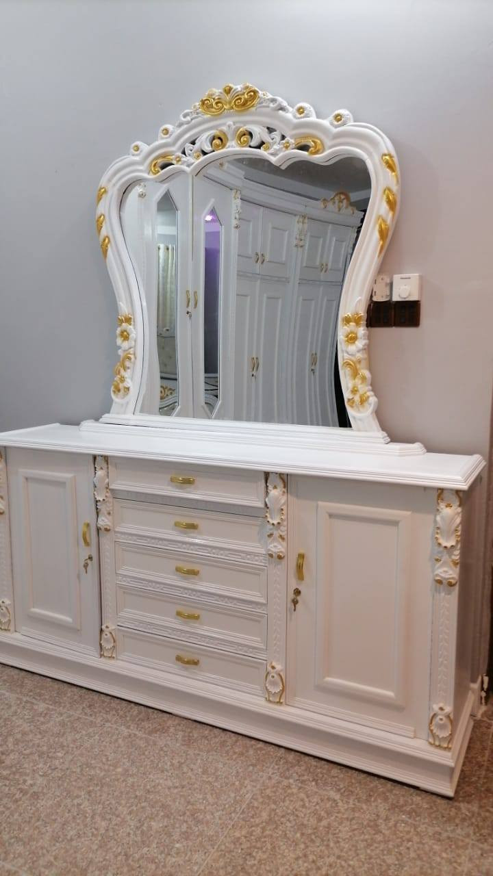 ~~~ للبيع~~~

غرفة اخشاب صاج نجارة يد مضبوطة درجة أولى شغل بيت موسى، مستعملة قليل جدأ شخط ما بيها.
مصبوغة لون أبيض صبغ سيارات اصلي
متكونة من كنتور طابقين 6 أبواب ضخم جداً بالإضافة إلى ملحق اخر متكون من  2 بابيين منفصل كما موضح في الصور
و ميز مراية متكون من 5 جرارات كبيرة
وجورباية واسعة 🛏️
و ميزين جانبيات متكون من جرارين و خانة كبيرة
السعر  3,100,000ثلاث ملايين و مئة ألف وبيها مجال للشراي.
للاستفسار
***********
