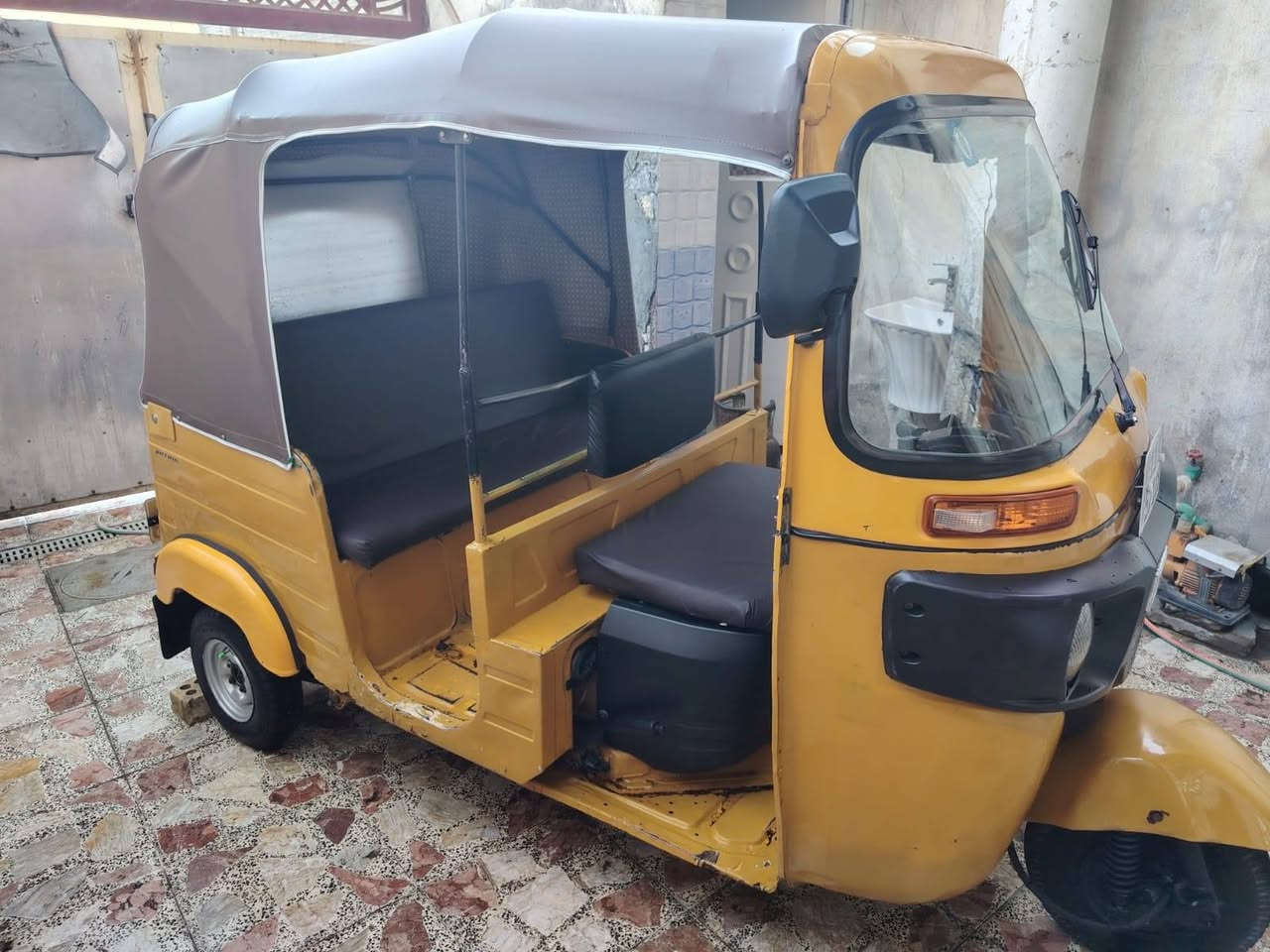 سلام عليكم ورحمة الله وبركاته
تكتك موديل 20 شهر 8 مكينه وكسن خير من الله
كهربايات كلهه شغاله بسمي شرط تحويل
هزه جديده مكان عبيدي ***********
