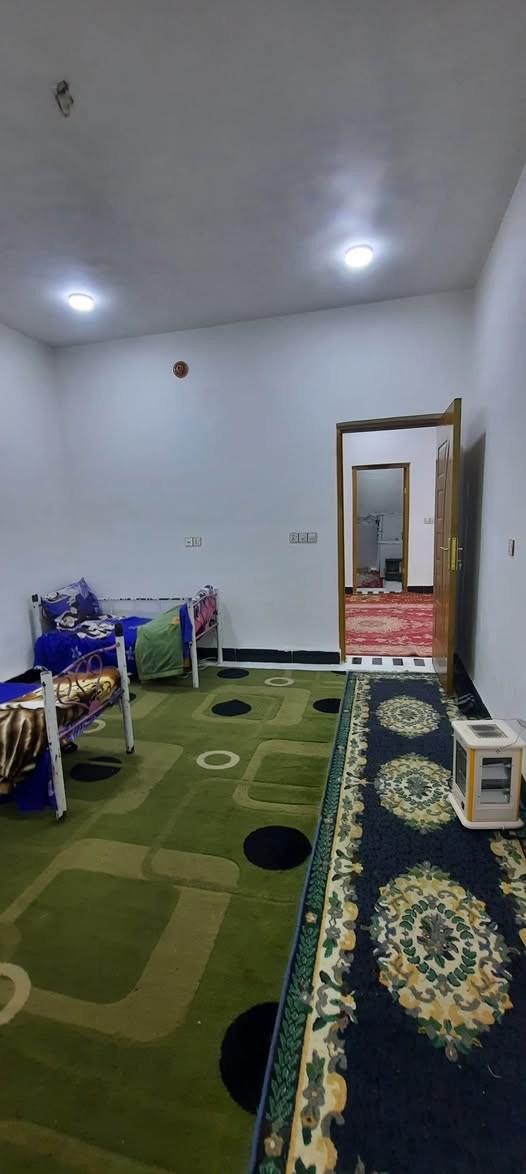 الدار للبيع حي الامين مقابيل جامع موسى الكاظم المساحة 315م بناء حديث يحتوي على غرفتين نوم وصاله ومطبخ واستقبال ومجموعه صحية داخليه وخارجيه مع حديقة وكراج السيارة للاستفسار اتصل على الرقم ***********
