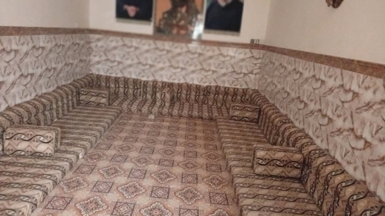 السلام عليكم
ديوان للبيع 
تسگام الطول 12متر 7قطع و7 تجوات نضيف جدً اي ضرر مابي سفنج مضغوط ارتفاع كلش حلو صار سنتين من سگمتة السعر 250 
***********
