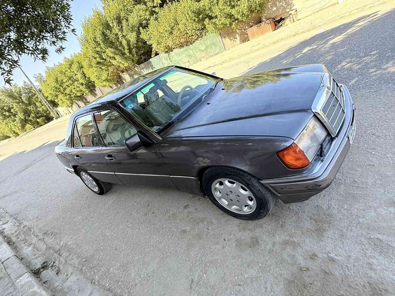 مارسيدس دب 300 
موديل 92  اللون بنفسجي 
محرك بلادي خراطيم 

رقم بغداد انكليزي مداور ثاني يوم سنويه ماساقطه 

سيارة جاهزة من كلشي 
كير محرك حدادية 

تبريد ثلج سيارة جديده مال جناي 
محرك جديد لا تبخير ولا تنقيص

غرفة جديدة ماشاء الله 

كهربائيات كلها شغالة 

السعر  95 وبيها مجال للشراي 

عنوان السيارة النجف الاشرف 

***********
