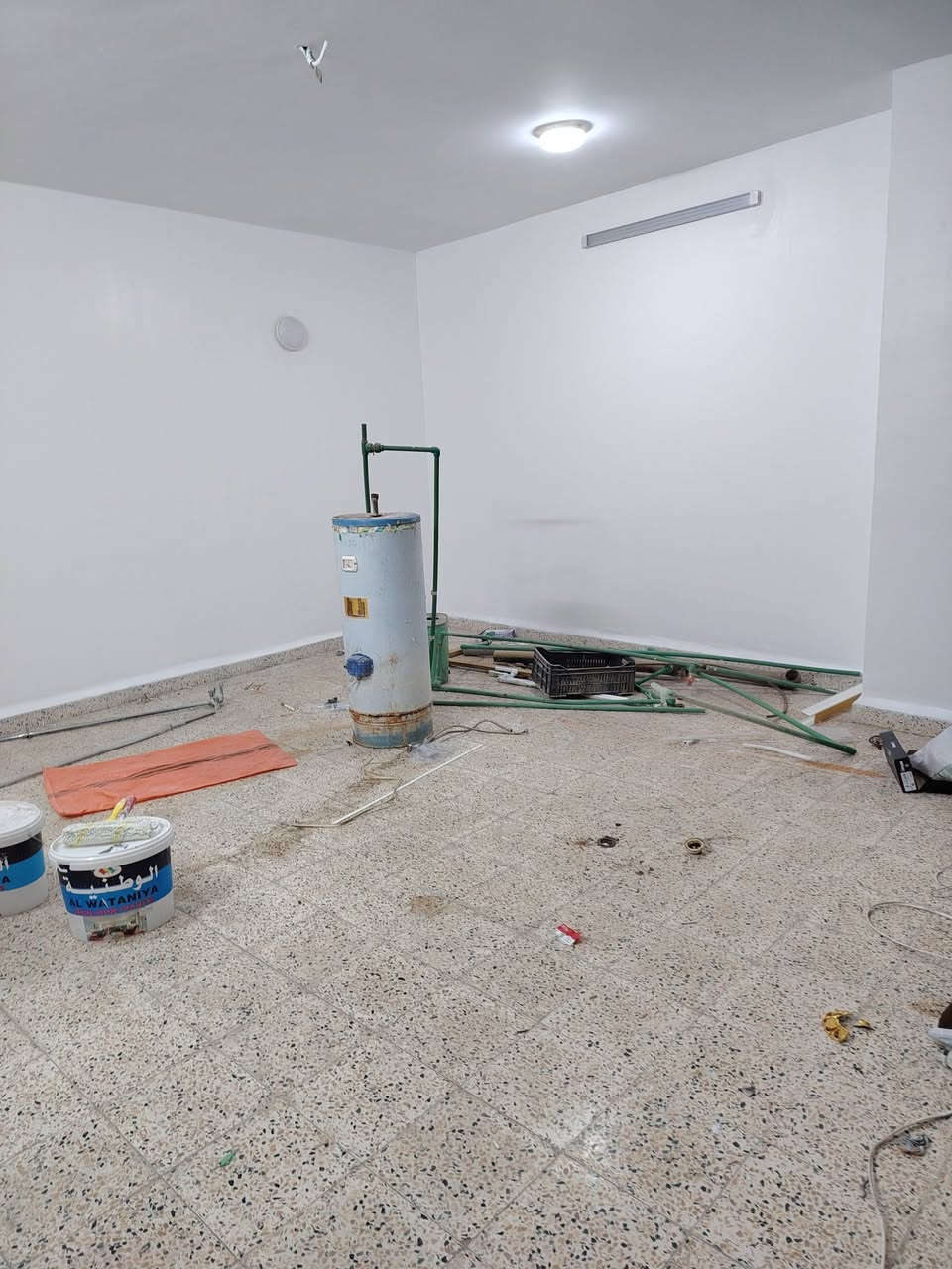 شقه الايجار حي الاخاء غرفتين نوم وهول واستقبال مطبخ و صحيات    السعر 300/   ***********/        ***********      مكتب تاج الملوك
