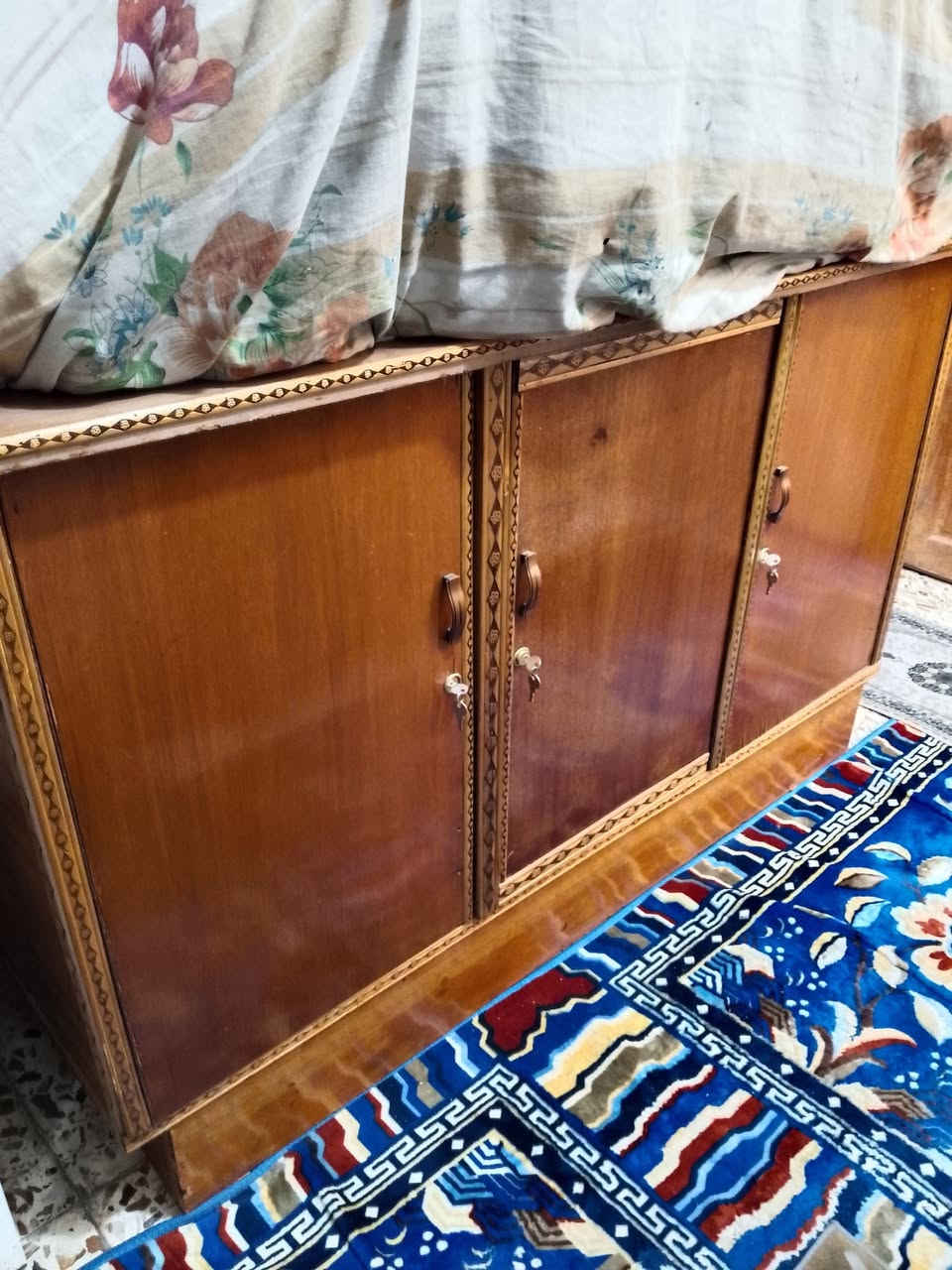 السلام عليكم عندي غرفة نوم 5 أبواب السعر 350 بيه  مجال وميز تواليت 75 عنوان الحسينيه  مدخل تكسيات رقم واتساب او اتصال مباشرة ***********
موجود فيديو
