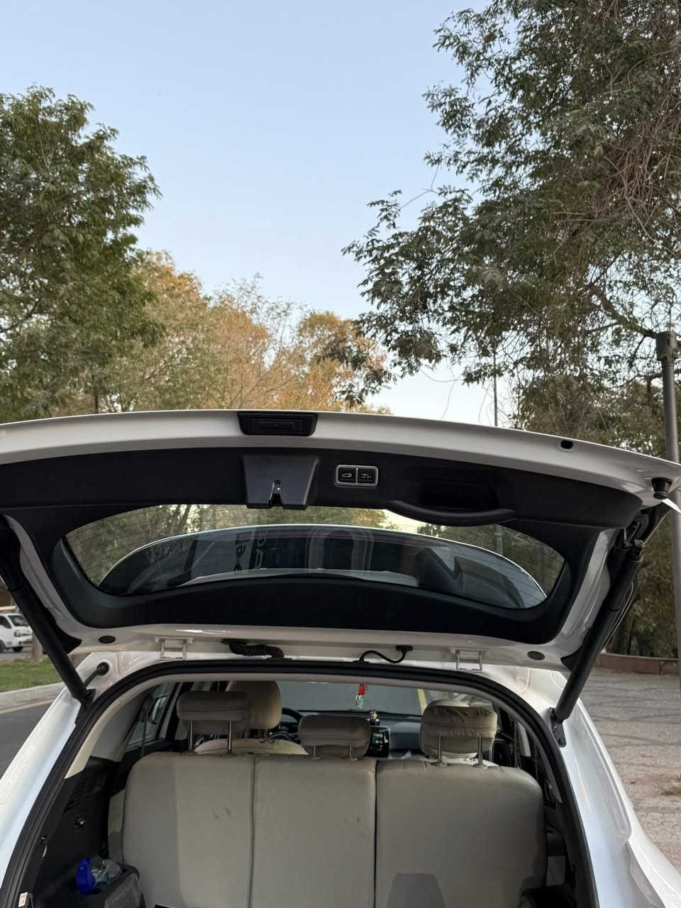 السلام عليكم
اسف على الاطالة 
سورنتوا 2025 خليجي 4 سلندر 2500 فول  مواصفات 
بانوراما 
عداد ماشي 10 الاف بوضع الزيرو بالفابلون 
ضمان شركة نم 5 سنوات
بصمة تشغيل وبصمات ابواب 
تشغيل عن بعد 
ثلاث قطع تبريد 
كشنات كهرباء الأمامية 
بردات خلفية 
سبعة راكب 
لايتات زنون LED
لدات داخلية متغيرة الالوان تحكم 
صندوق كهرباء مع الريموند 
شحن التلفون تلقائي 
شاشة كاربلاي 
بصمات عدد ثنين جدد
السعر 285 وبيها مجال 
مكفولة عدا رصعتين مسحوبات BDR بدون تكحيل 
مكاني بغداد الكرادة تلفون *********** واتساب
