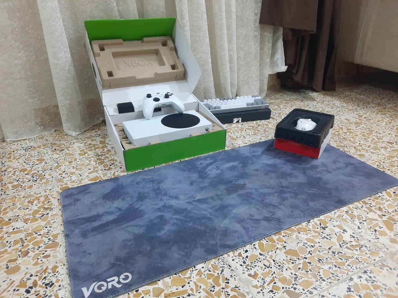 اكس بوكس للبيع 🚫
اكس بوكس سيريس اس مع كامل ملحقاته (جوستك اصلية مال الجهاز + وايرات الHdmi مع كيبل الpower + كرتونه الجهاز الاصلية)
الجهاز موديل 2021 نضيف نضافه 95% على شرط الفحص 

الملحقات الثانوية 
ماوس + كيبورد مع الكراتين نضيفات جداً بنسبة 99% مع كامل ملحقاتهن 

للتواصل على الصفحة في الخاص او الرقم ***********
