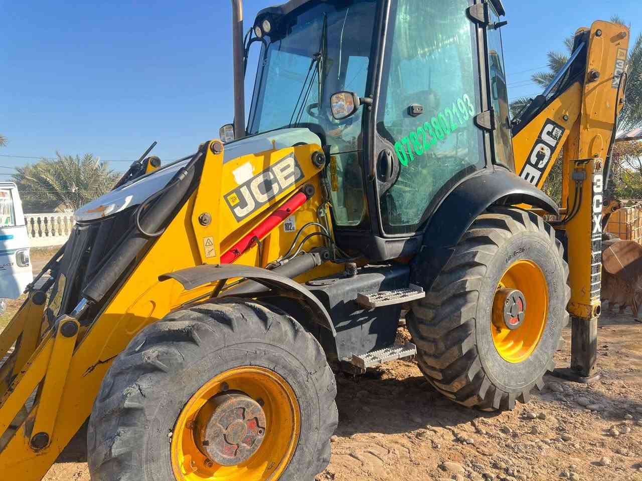 جسي بي البيع ٢٠١٣ فول مواصفات  مشتغله ١٤ الف ساعه   ***********
