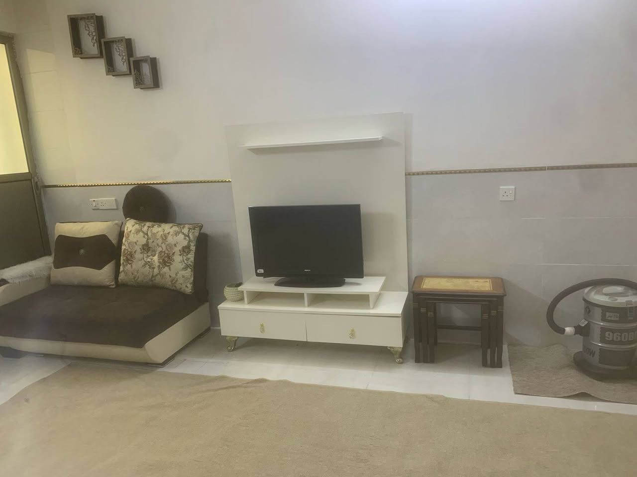 شقة مؤثثه #للايجار 
عنوان/ خمسه حساروك عل شارع ١٢٠ 
غرفة و صالة 
طابق الاول 
واتس اب ***********
