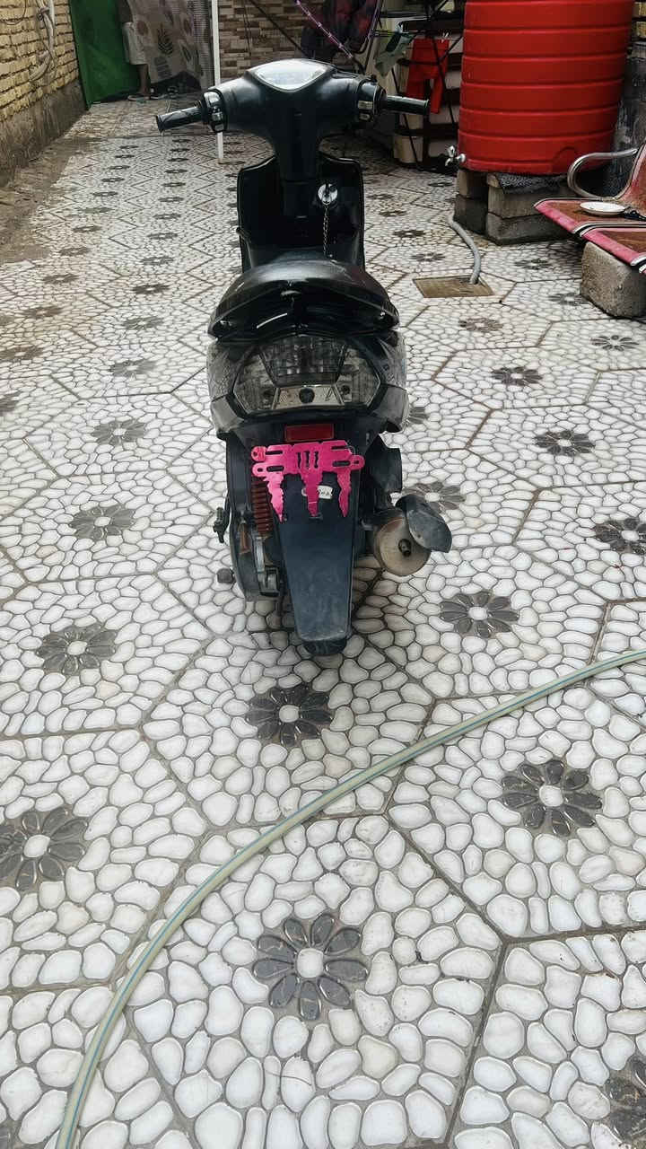 سلام عليكم دراجه ماكس عدله للبيع صارله شهرين طالعه من الحاويه مكفوله من الطول لطول ختم واحد كلشي شغال بيها السعر ٩٥٠ وبيها مجال مو شراي لاتعبني الرقم 
***********
