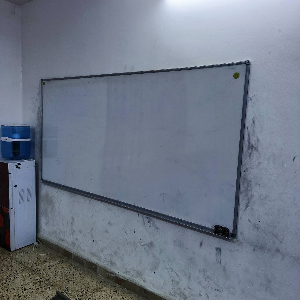 رحلات مدرسية عدد 25 بحالة جيدة جدا وسبورات كبيرة عدد 3 وسبورات صغيرة عدد 3 بحالة جيدة السعر 750 الف ابيعهم كلهم *********** موصل, نينوى
