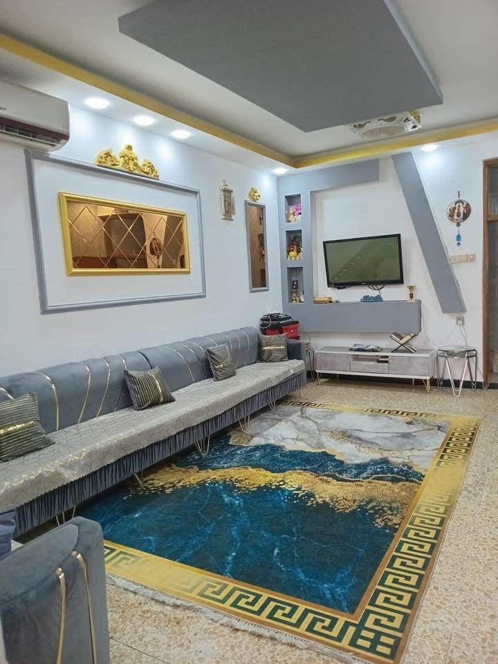 السلام عليكم بيت للبيع ملك صرف المساحة 80متر واجهه 4نزال21 الشعب حي التجار العقاري الثانيه يتكون من :
غرفه نوم واستقبال ومطبخ حار وبارد وحولي وخدمات
الطابق الثاني غرفتين وخدمات مع سطح خلفي وامامي 
للأستفسار اكثر على الرقم التالي 
***********
