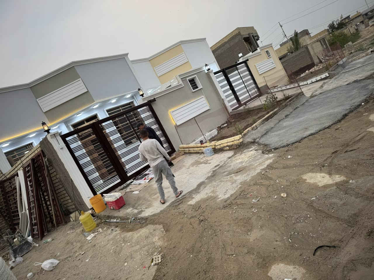 سلام عليكم يوجد دار حي المصطفي قطع حجيه نوفه دار يحتوي غرفه نوم وحده صاله وستقبال مطبخ المساحه ١٤٠ تحويل ١٠٠ بناء حديث قريب عل تبليط رقم ***********
