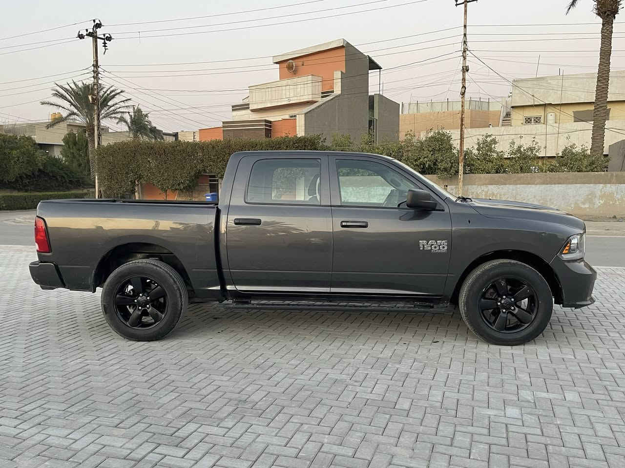 سلام عليكم
دوج رام كلاسك 2022 عائليه وشبابيه وشغل 
يعني جوكر
محرك 5700.  V8
نضامين فور وير 
تحكم ستيرن
حساس خلفي 
لايت ناصي عالي زنون 🔦
التايرات اماميه من Tire mall يعني بس تايرات مليون 

بيه حجز منضومه غاز بس على شد 

سياره ناقصه شغله وحده بانزين ودهن 

سياره تسجيل اول مره يعني شخص واحد راكبه يعرف شبيه مابيه 

  نزل من سعره مناسبه سنه جديده 
 250$ للبيع او مرواس 
*********** صاحب سياره 

مكلف بنشر🤲🏼
