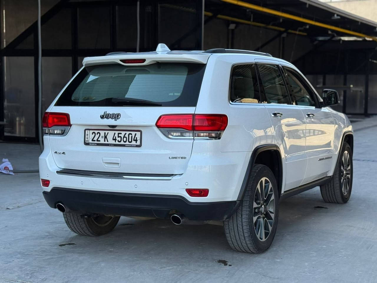 السلام عليكم  للبيع جيب كراند شيروكي وارد خليجي لمتدد موديل 2018  حساسات امامي خلفي  مري قلاب   وشفط   جكات تصعد وتنزل داخل عسلي شاشه حجم كبير  ويل كب اكروم 20  سياره أمفوله مواصفات بانزين عادي تمشي ضرر جاملغ بدون دواخل انشخط وبدلته بواحد وكاله موتجاري سياره نضافته مليار متصرف عليه الف رقم جديد اربيل تحويل ثاني يوم بسمي سعره 257 ومااعتقد اكو هيج سعر  ***********
