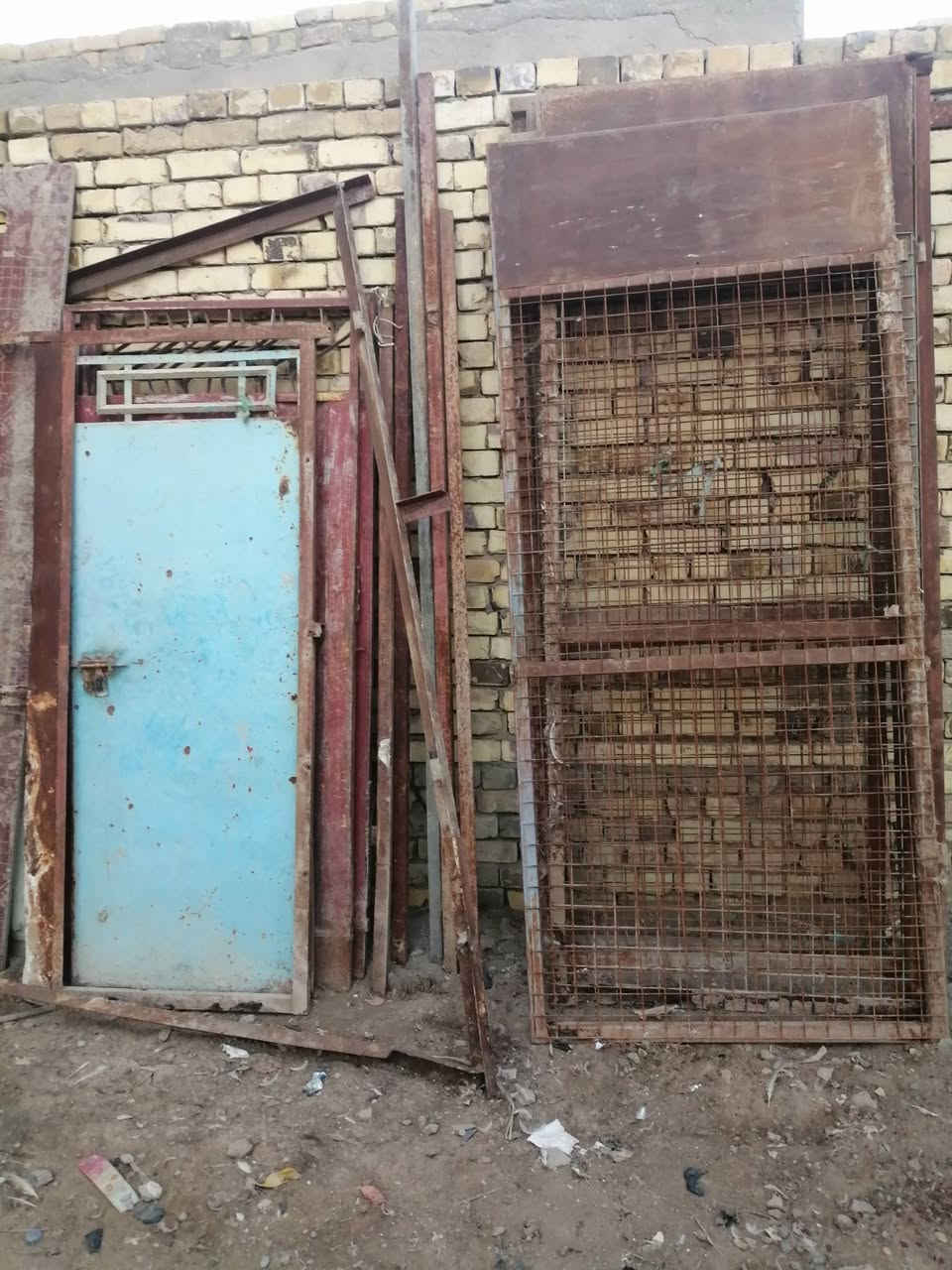 السلام عليكم حديد مشبك مسكم على شكل غرفة ٤ في ٤ ذو باب ٢متر + باب ٢ طلاكة عرض ٢متر + ٢ باب طلاكة وحدة + بليت قياسات مختلفه + شيش طول ٦متر عدد ٦
