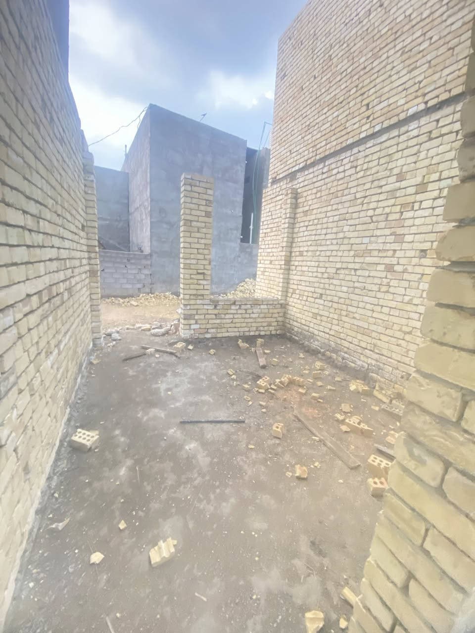 مشتمل للبيع قيد الإنشاء مساحه 60
يحتوي على صاله مطبخ صحيات وغرفة نوم طابق الأرضي 

وطابق ثاني غرفة نوم للوجه وصحيات  سطح خلفي 
يرهم غرفه ثالثه حسب طلب 

موقع بغداد جانب الكرخ منطقة دوانم شارع بغداد قرب حي الري 

يسلم دار مفتاح كامل من كل نقص خلال شهرين 

بسعر 60 مليون وبي مجال 

طابو زراعي سند 25 

***********
