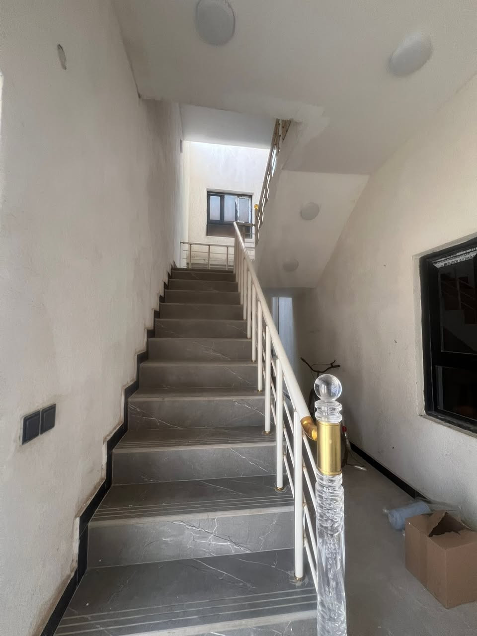شقه للايجار /البصره حي الأصدقاء  مساحتها 150
بناء 2026 
 غرفتين 2
مطبخ 4*4
حمام 🛁 4*4
موزع. 
بيتونه 
سطح 
مثل ما موضح بل صور. الشقه فيها. بنكات /كلوبات /كيزر ماي/ماطور / منضومه غاز /منضومه كهرباء /منضومه ماي حلو /

الشقه إيجارها 500. 

***********
محمد قاسم
