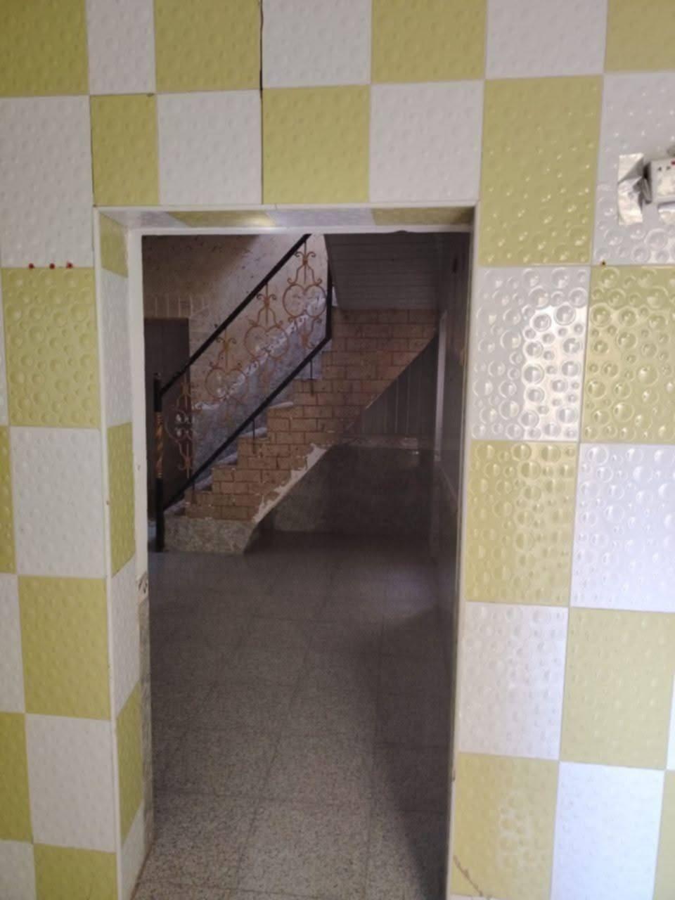 🛑 دار للإيجار
💰 سعر الإيجار: 400 ألف دينار شهريًا
⚠️ ملاحظة: يتم دفع إيجار أول ثلاثة أشهر مقدمًا.

📍 الموقع: النجف الأشرف – حي الميلاد
قرب سايدين ميلاد نصر
شارع الجنة – عمود 94
🚩 الدار واقعة على شارع الجنة مباشرة

📐 المساحة: 100 م²
🏠 الطابق: طابق ونصف

🔹 الطابق الأرضي:
غرفة – صالة – مطبخ – استقبال – صحيات داخلية – صحيات خارجية

🔹 الطابق الثاني:
غرفة – صالة – سطح

✨ مواصفات الدار:
بناء جديد ونظيف جدًا
سيراميك
سقوف ثانوية
سخان ماء
ماطور
عدد (2) تانكي ماء

🌟 مناسب للعوائل وموقع هادئ وقريب من الخدمات.

📞 للاستفسار:
***********
***********
