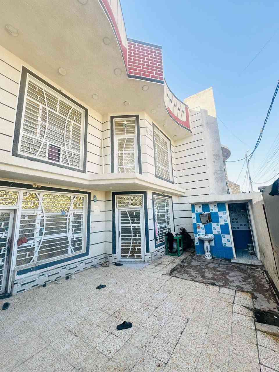 السلام عليكم الدار للبيع المساحه 200 متر 
الوجه ،10. النزال ،20
الدار طابقين يتكون من 5 غرف نوم 
2صاله استقبال مطبخ 
صحيات 3 داخليه و خارجيات 
مطلوب اسكان 
شارع 15
وشارع بارك سيارات 
العنوان داموك الميمون 
الاستفسار ***********
