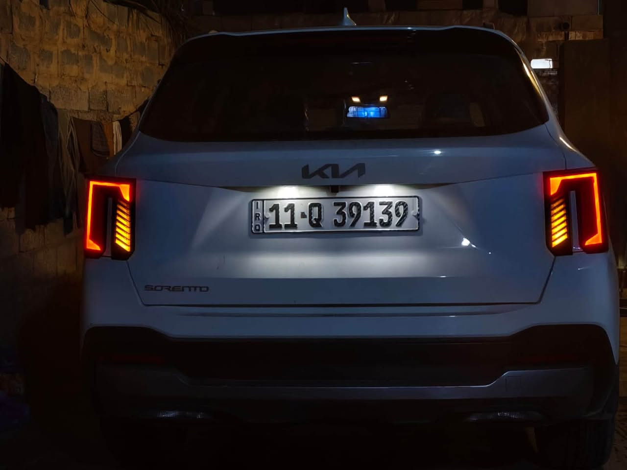 ## 🚗 **كيا سورنتو 2024 (Kia Sorento) - للبيع** 🚗
**المحرك V6
 * **الموديل:** 2024
 * **اللون:** أبيض صدفي مميز (مثل الموضح بالصورة)
 * **الضمان:** السيارة تحت **ضمان الشركة الدولية** (راحة بال تامة من أي تكاليف صيانة)
 * **حالة السيارة:** تغليف دواخل وارضيات جدد الوكالة (شبه جديدة)، صبغ وكالة وخالية من أي عيوب أو حوادث الحمد لله.
 * **الرقم:** بغداد السيارة:**
 * تصميم عصري حديث مع الإضاءة الأمامية والشبك الجديد المميز لجيل 2024.
 
### **📞 للتواصل والاستفسار:*************
  تواجد السيارة، بغداد]
 * **السعر:** [280$ المطلوب أو "قابل للتفاوض ]
