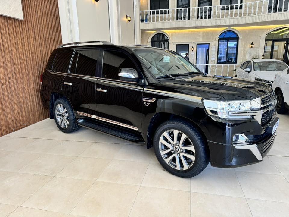 لاندكروز 2021 VXS بريم
فول مواصفات لكزز معروفة مواصفات هاي الفئة 
السيارة مغلفة بالكامل PPF 
ماشية 35 الف السيارة جديدة جداً 
ملاحظة : السيارة نطخت عندي وصار بيها بارد 
بالجاملغ الخلفي الايمن واصبعين من الباب 
عارضعا ب 65 الف دولار وبيها مجال بسيط 
***********
