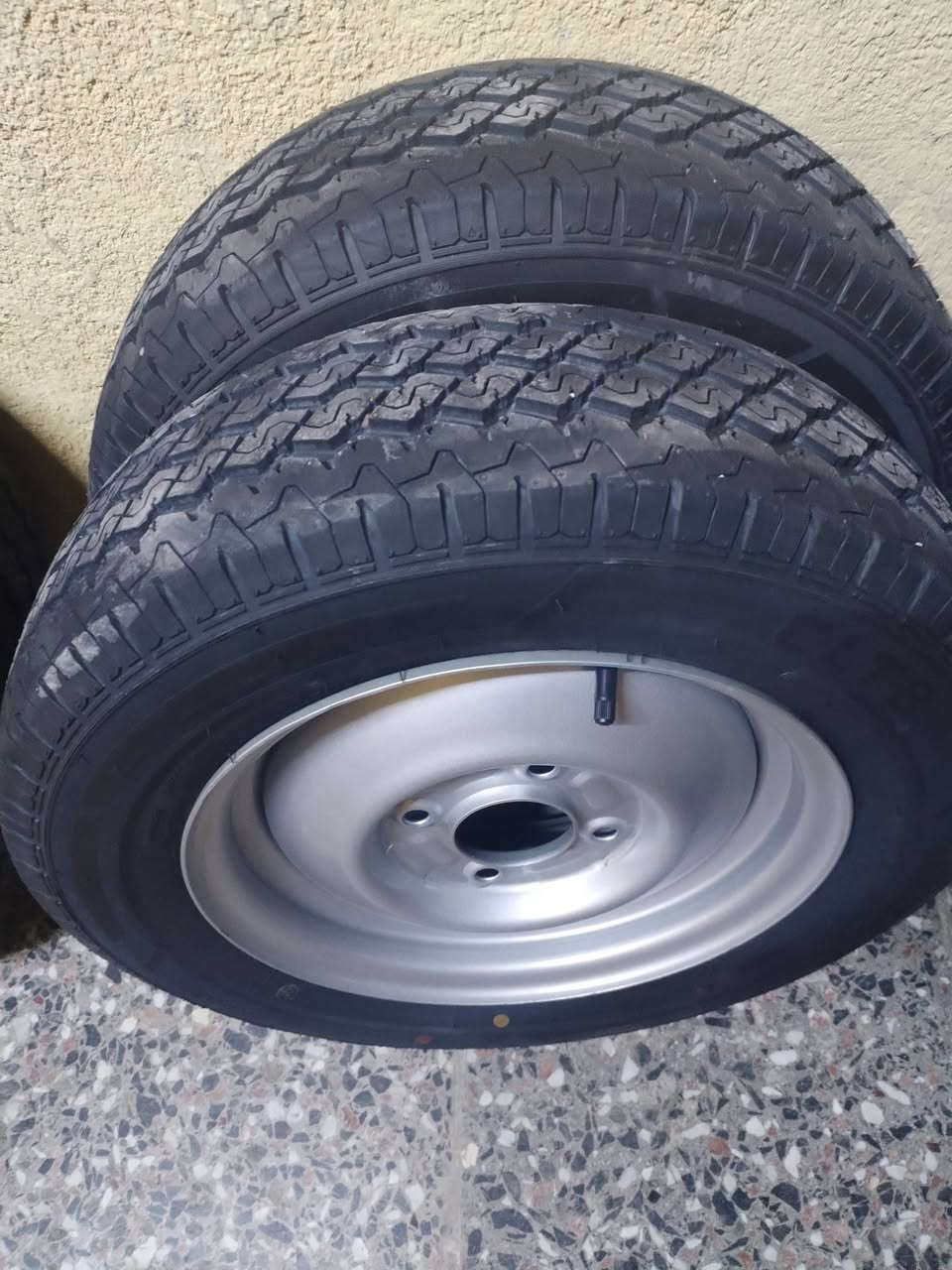 سلام عليكم البيع تايرات جوبلاس أبو الخط وتايرات عريض صب وتايرات دايوان موجود جدد توصيل ماكو مكان بغداد مدينه الصدر رقم الهاتف ***********
