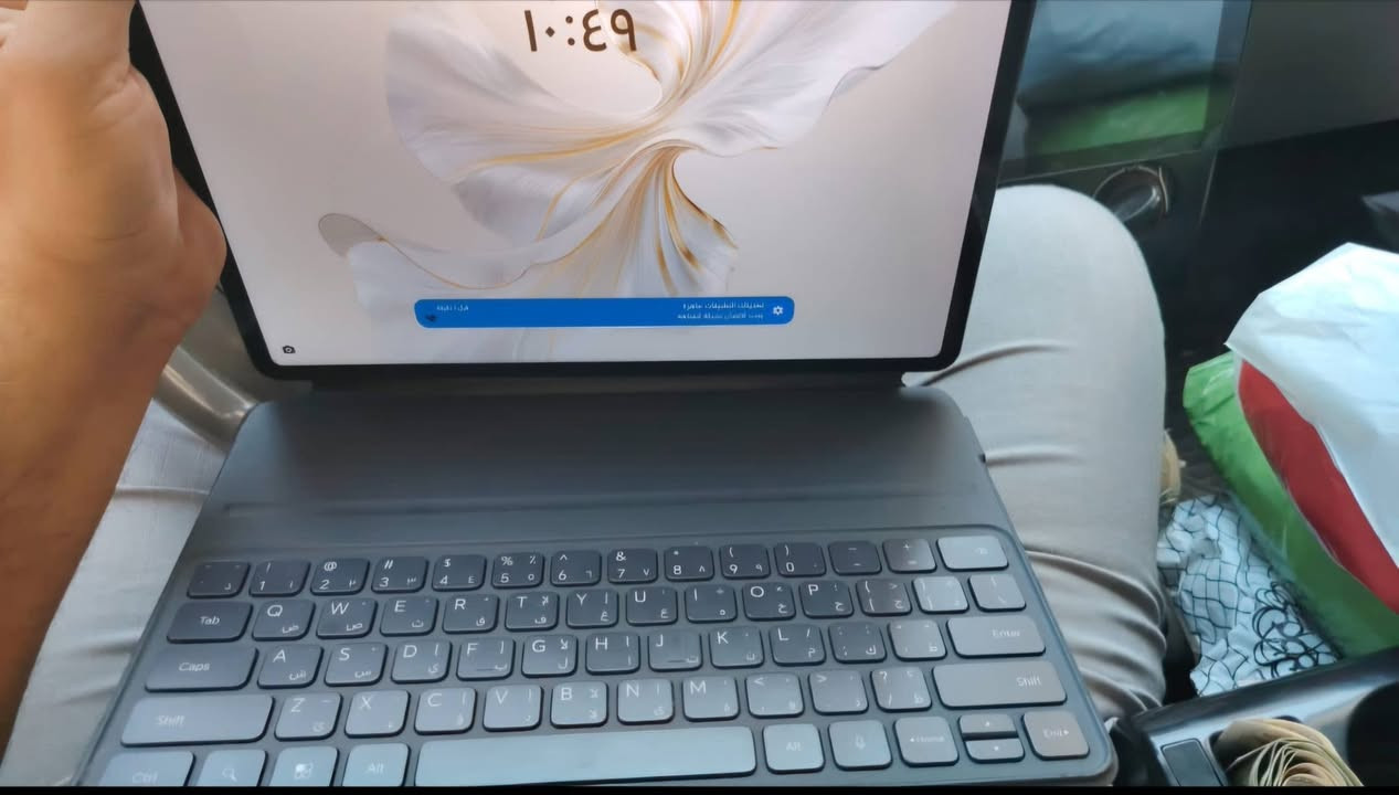 هونر باد 9 🤍✨
نضيف 💯🤩

 🔥🔥 السعر 275 ألف 🔥🔥

🧨 مناسب لجميع الاستخدامات مع الكيبورد⌨️

📱 الشاشة : 12.1 بوصة - 120 هرتز - IPS LCD
💾 الذاكرة : 256 جيجابايت الرام 8 جيجابايت
📷 الكاميرا : 13 ميجابكسل
💾 المعالج : Snapdragon 6 Gen 1
🔋 البطارية والشحن السريع : 8,300 مللي أمبير - 35 واط  
      
☆فقط بيه انحناء بسيط من جهت الشاصي لا مأثره على شاشه ولا ضهر ولا اي شي نضيف🤍💫

☆العاب سينما دراسه برامج كلشي يصلح❤️‍🔥💫

✅️خدمة توصيـــل لجميع المحافظــات 

                الــــعنـــــــــوان
📍بابل♥️✨

✨ للإستفسار التواصل أو الاتصال 
☎️***********
