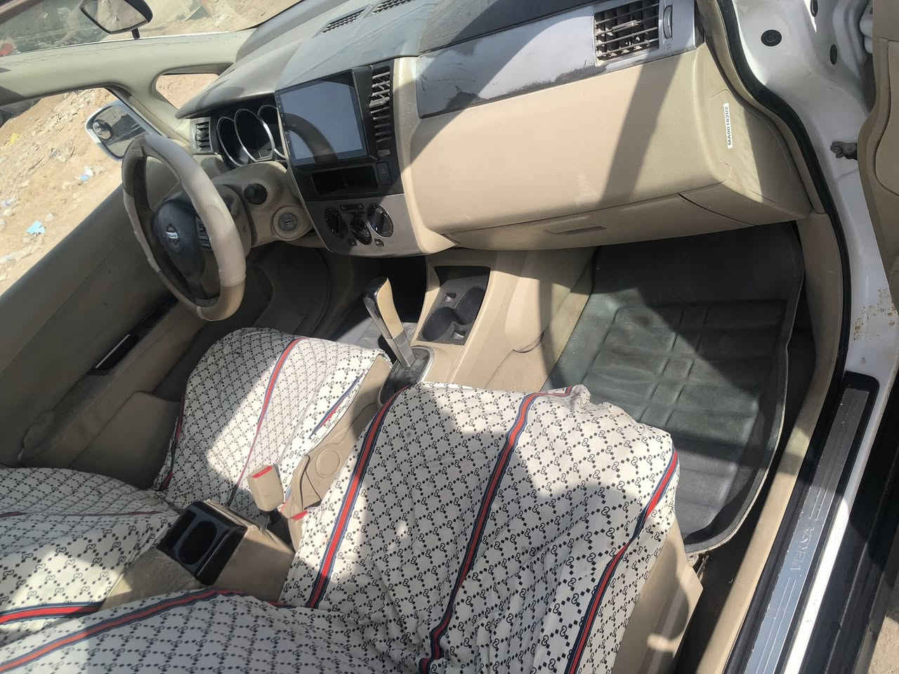 نيسان فيرسا 2009 
محرك 1800
كير AT
داخل السيارة بيجي المرغوب
كير والمحرك والحداديه بحالة جيدة 
السيارة بيها جمالغ امامي ايسر وبيها ثلاث قطع صبغ ابيع احزام
السيارة رقم دوالي باسمي 
السعر 67
الاتصال ***********

