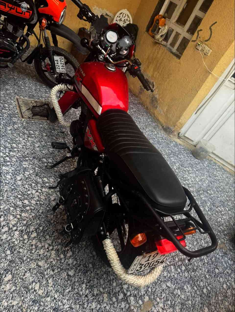 دايون موديل ٢٠٢٣ طالعه ب٢٠٢٥ بشهر السادس  صارلهه ٦ًاشهر ب الشارع دراجه كلشي بيهه زيرو ونضيفه مرقمه وبسمي  رقم وسنويه  السعر  مليونين و٢٠٠ وبيه مجال حق الجيه  كربلاء البوبيات***********
