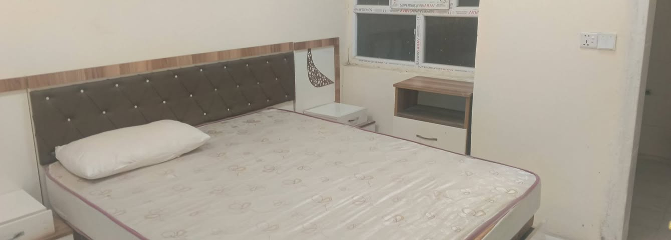 بيت البيع ٥٠متر  العنوان البوبيات عمود ٥٠يم اسواق العائله البيت مع اثاث بنات ٢٠٢٦اثاث هم ٢٠٢٦كامل البيت من كلشي مياء مجاري بيت مرتب حلو بس صاحبه يريد يسافر سعره حلو مكانه ٥دقايق سياره ٧دقايق درجه عن الحرم الشريف *********** البيت يحتولي على غرفتين غرفه ٦في ٤ثانيه ٤في ٣وانص مع مجمع صحيات صاله ٦في ٤مع مطبخ ٤في ٣وانص مع منور ٢في ٢حمام ارضي ٢في ٢
