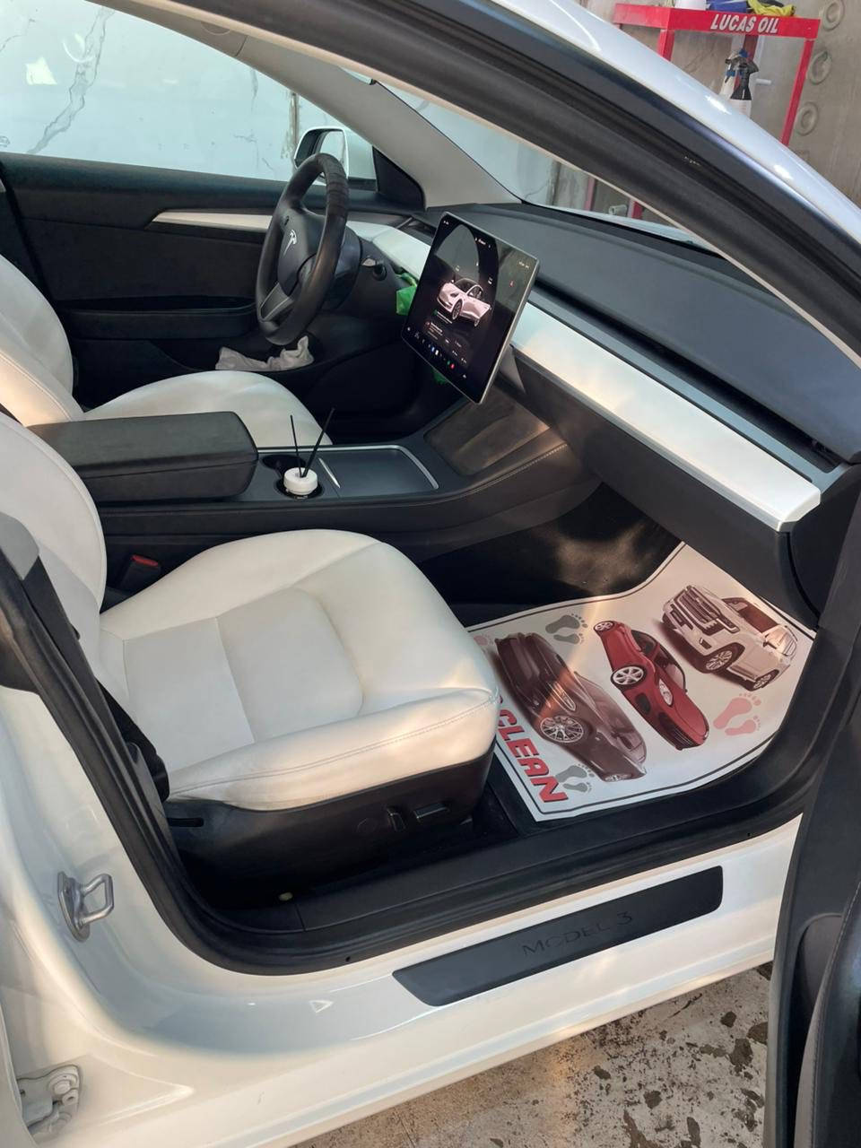 سلام عليكم اخوان  تيسله البيع موديل ٢٢. ماشيه ٧٧  ميل. كيلو ما اعرف  السياره بيه بس بيهه صبغ بس  الجنطه مو كله بس اليم الرقم  السعر   ١٧٥ ورقه الستفسار ***********
