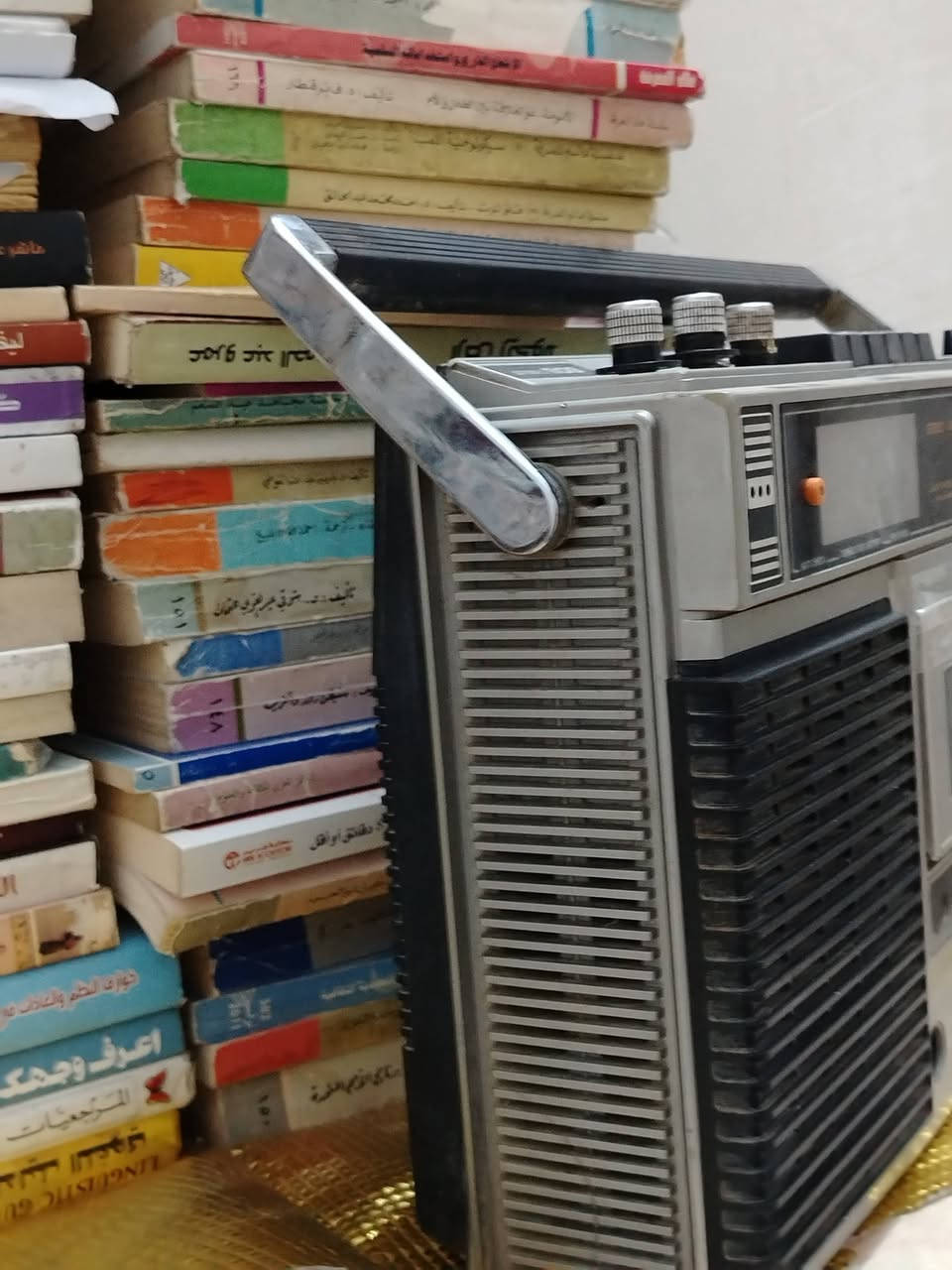 راديو وكاسيت تراثي أصلي من شركة سانكي اليابانية
Sankei Stereo 4 Band Radio Cassette Recorder
موديل TCR-909
صناعة يابانية – بداية الثمانينات تقريبًا (1980)
يعمل على الكهرباء والبطاريات
يحتوي على 4 موجات راديو FM / MW / SW
قطعة كلاسيكية نادرة مناسبة لهواة الأجهزة التراثية والديكور
�
Radiomuseum +١
الحالة: 
يشتغل /  (فقط وشوشة ) ماعرف شنو بي،
نقصقطة بداية الاريل، تقييم


**إذا كنت صاحب هذا الإعلان وتريد حذفه لأي سبب، رجاءا أرسل رسالة إلى الدعم الفني**